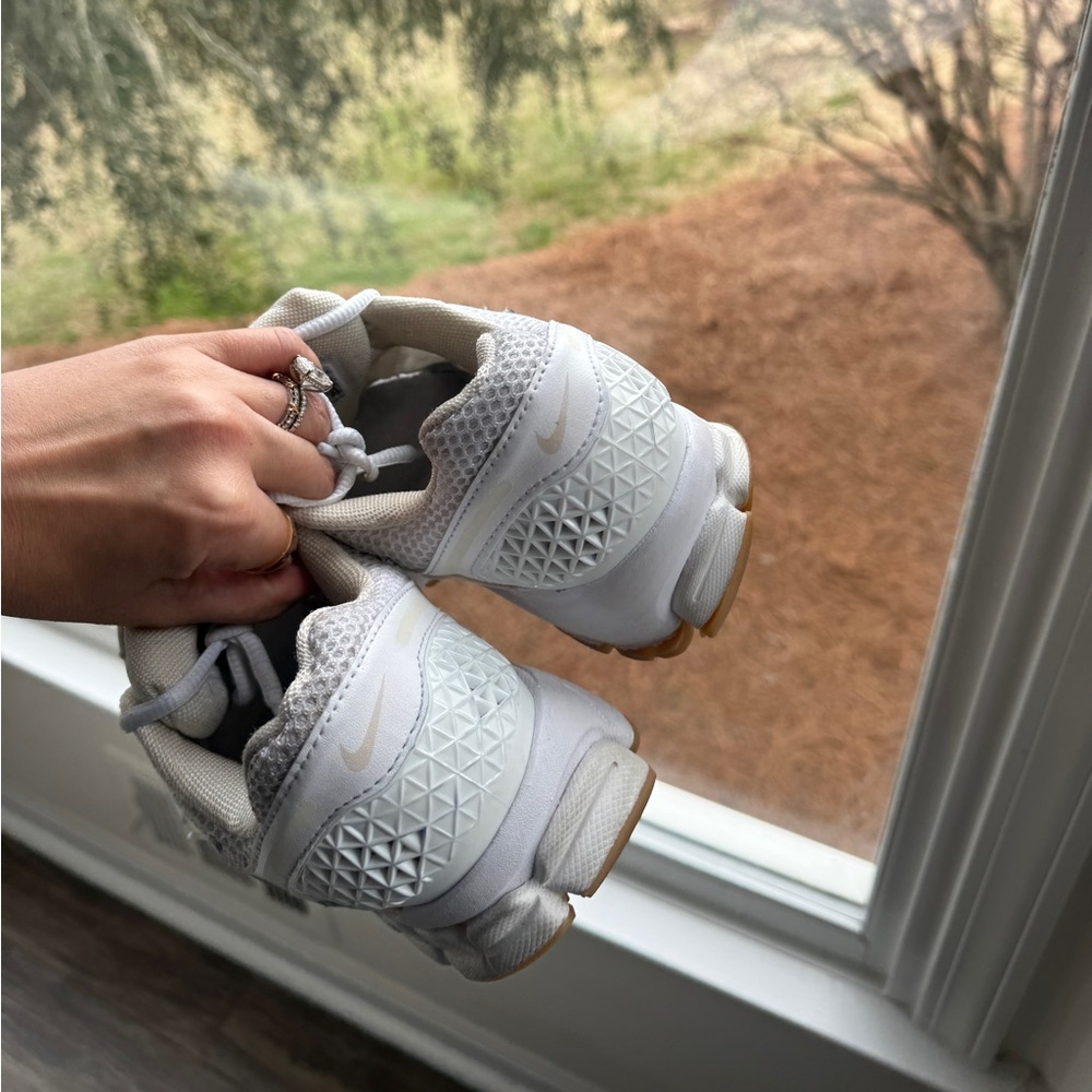 Nike Zoom Vomero 5 white Women's Shoes with Reflective Accents 8 - Picture 5 of 7